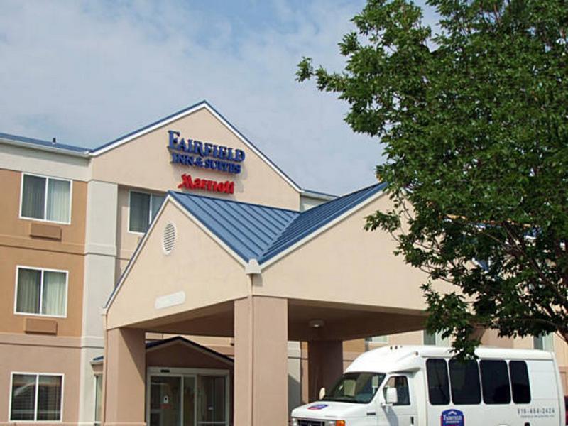 堪萨斯城机场费尔菲尔德套房酒店 外观 照片